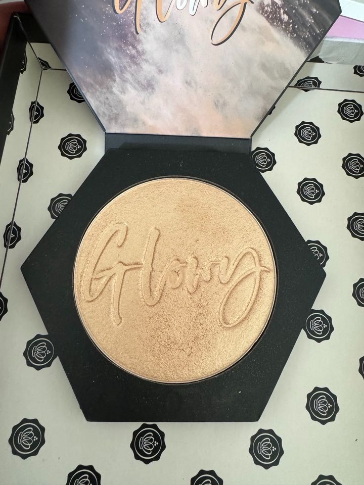 Catrice Glowy Face Body highlighter in Arnstein