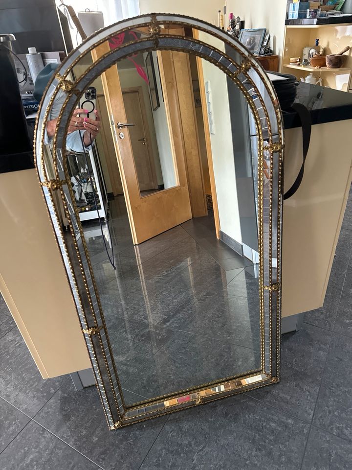 Spiegel mit Rand aus kleinen Spiegeln in Lampertheim