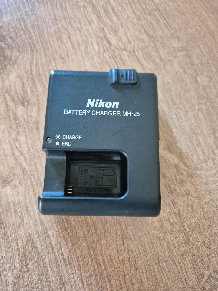 SET: Nikon D7000 + AF-S 18-105 Objektiv + 8GB + Ladegerät/Akku in München
