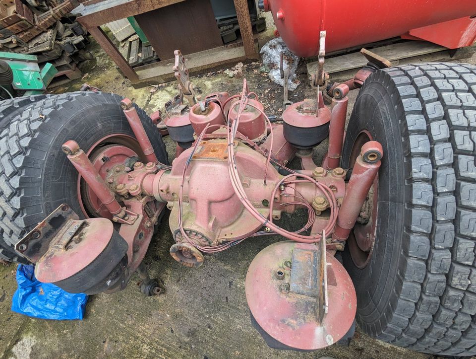 Hinterachse Luftgefedert, Bremsteil an Achse, Merzedes Benz 1420L in Berlin