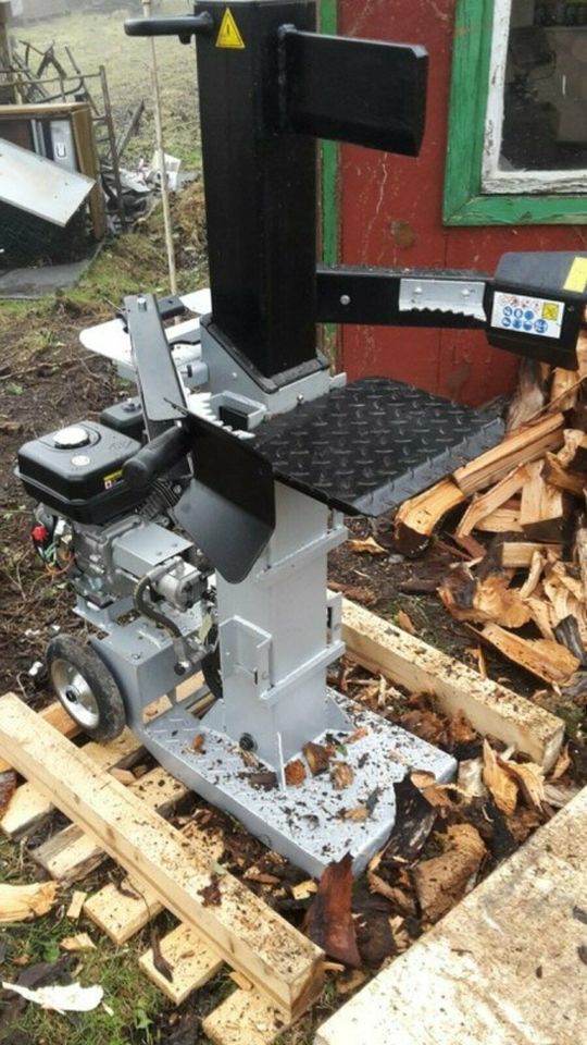 Holzspalter mieten Vermietung Benzinholzspalter 10 Tonnen in Strachtitz