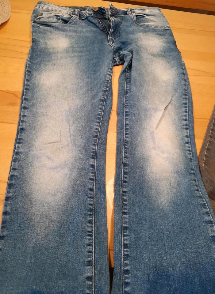 3 Jeans blau, schwarz, grau in Osterhofen