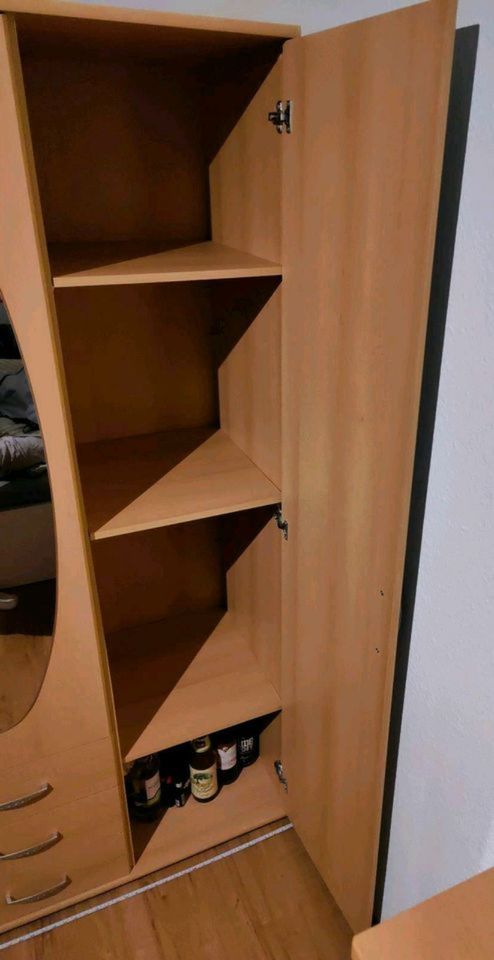 Schrank Kleiderschrank mit Kleiderstange mit Spiegel 130 - 140 cm in Gießen