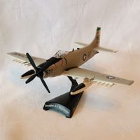 Douglas A-1 Skyrider, Flugzeugmodell Metall, Maßstab 1:100 Bayern - Königsbrunn Vorschau