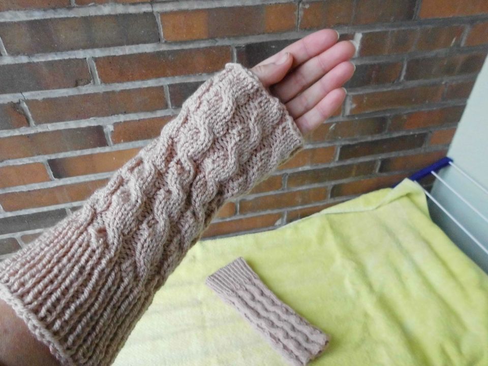 Armstulpen beige Beinstulpen gestrickt Stulpen Pulswärmer L / XL in Berlin