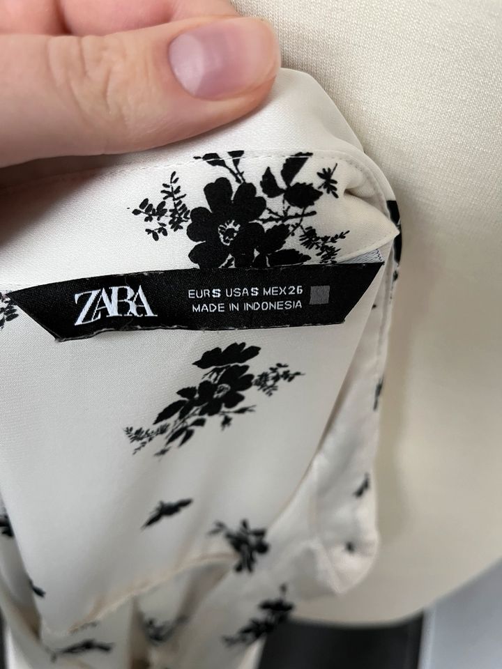 Zara Satinbluse weiß mit schwarzem Blumendruck floral print in München