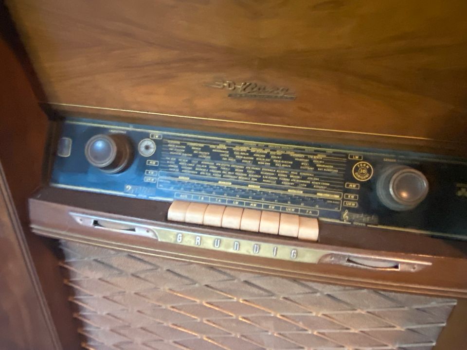 Alter Fernseher Kult und Radioanlage Mitte 1960 in Rheinfelden in Todtmoos