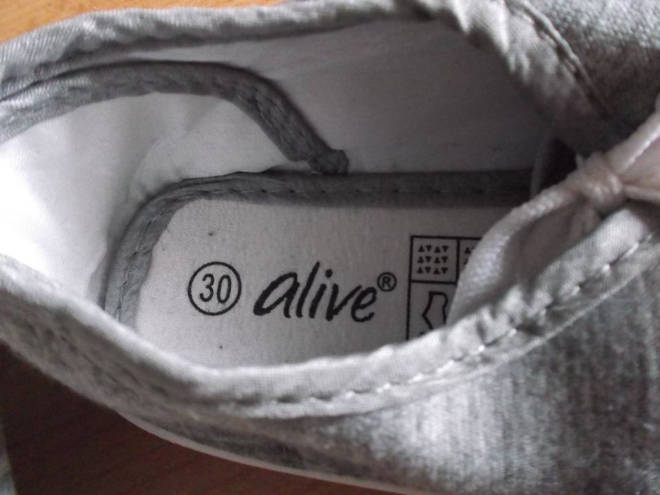 - ungetragen - Mädchen Stoff Schuhe grau Größe 30 von "alive" in Aldingen