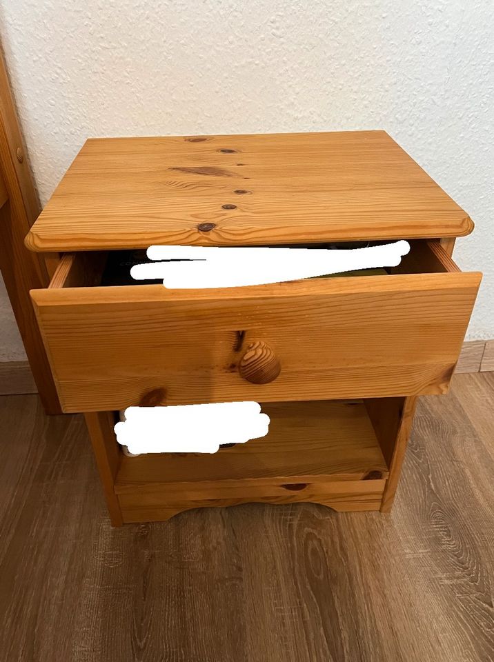 Doppelbett mit Lattenrost, Nachttisch und Kleiderschrank in Berlin