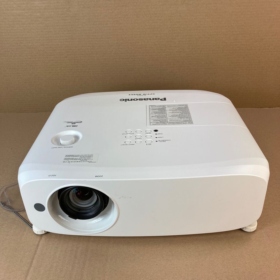 Panasonic PT-VZ470 WUXGA Profi Beamer mit 3 Lampenstunden in Rottenburg a.d.Laaber