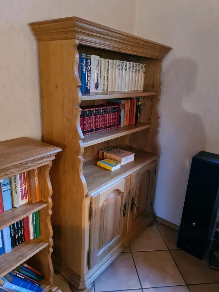 Bücherschrank aus Eiche hell ohne Bücher und Inhalt. in Sonsbeck