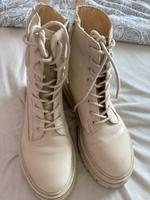 Boots Gr. 39 beige Creme von Stradivarous wie neu Nordrhein-Westfalen - Selm Vorschau