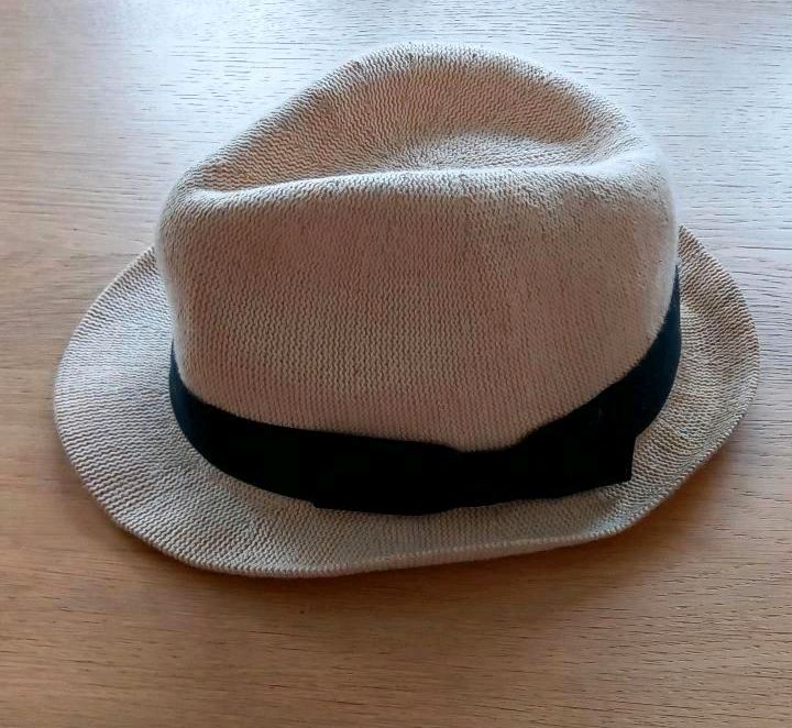 Hut aus leichtem Textilmaterial in Bedburg-Hau