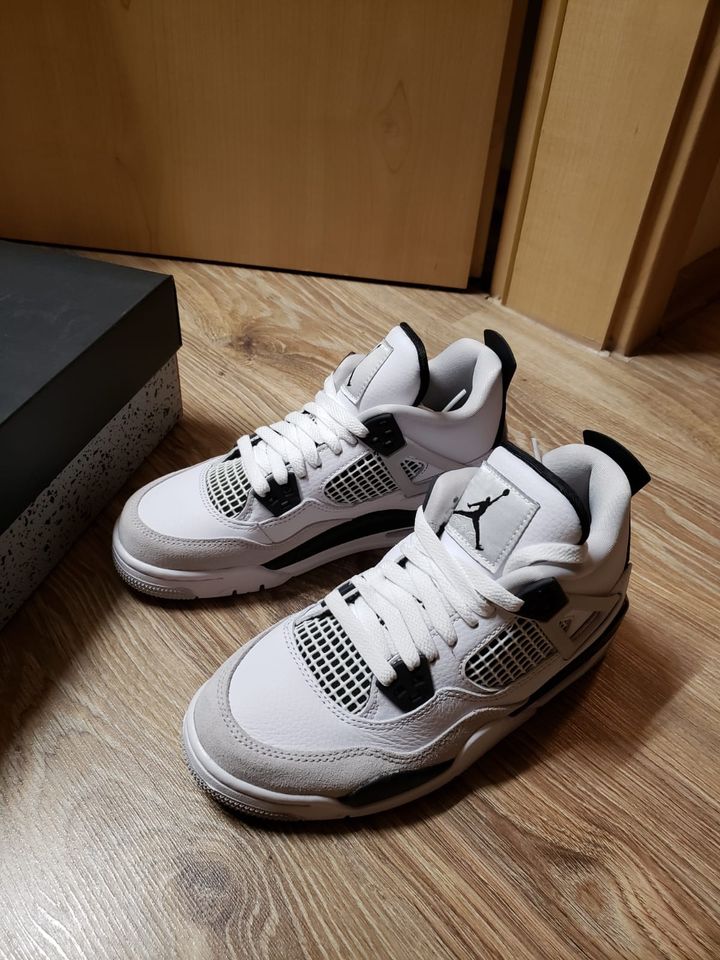 Jordan 4 Military Black GS EU36 in Hannover