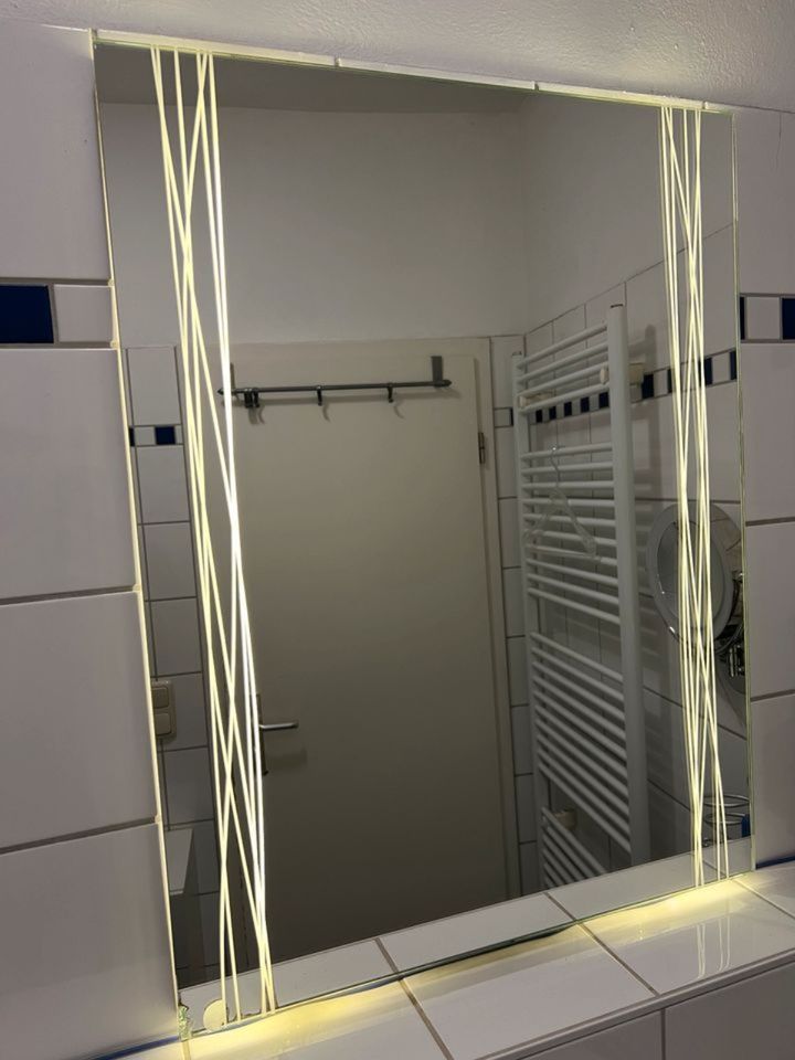 Spiegel / Badspiegel mit LED-Beleichtung 80 x 61 cm in München