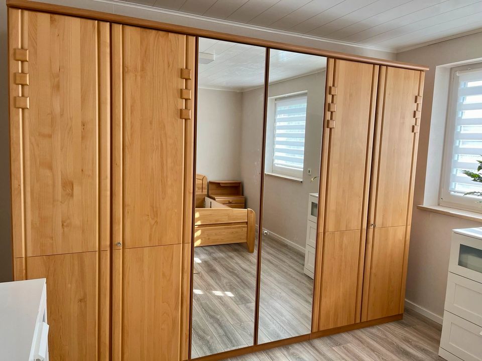 Hochwertiges Schlafzimmer mit Schrank Bett Nachttisch Kommoden in Niederzier