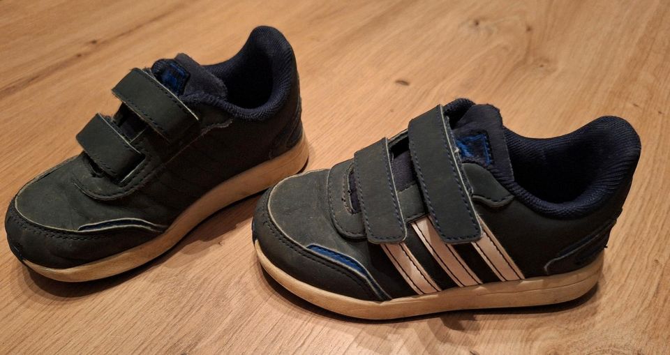 Kinderschuhe / Turnschuhe von Adidas in der Größe 25 in Betzdorf