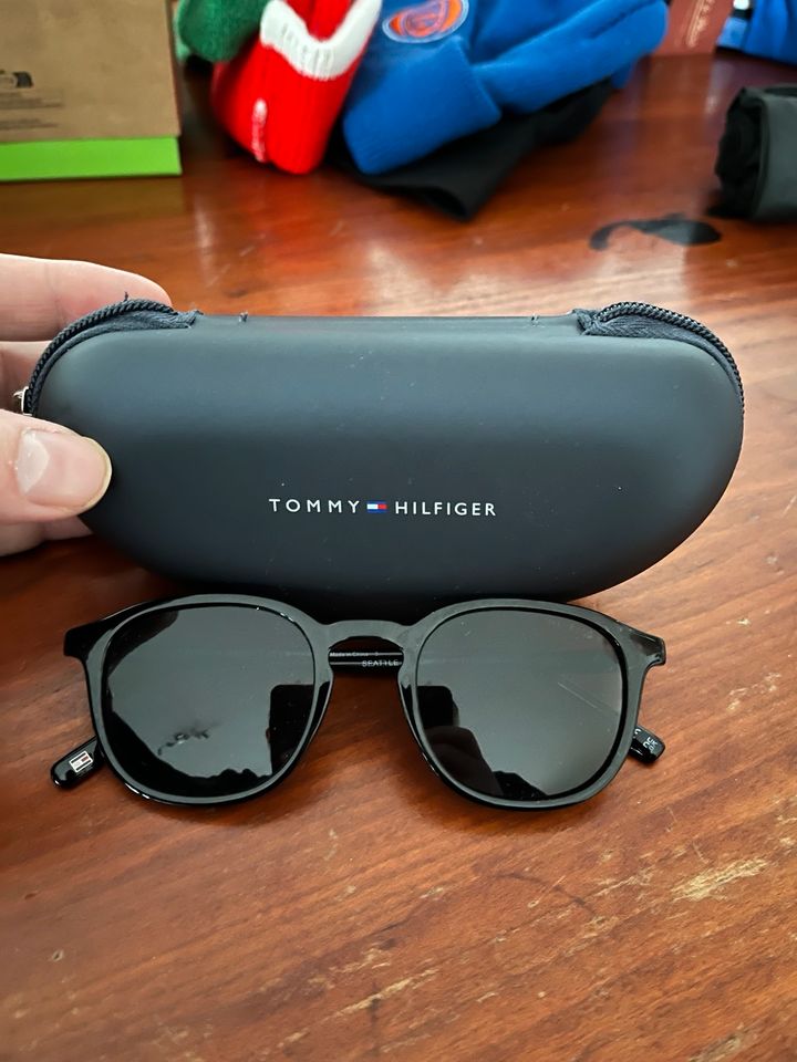 Tommy Hilfiger Sonnenbrille- Guter Zustand in Rösrath