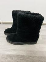 UGG schwarz mit Fell Gr. 39 Niedersachsen - Neustadt am Rübenberge Vorschau