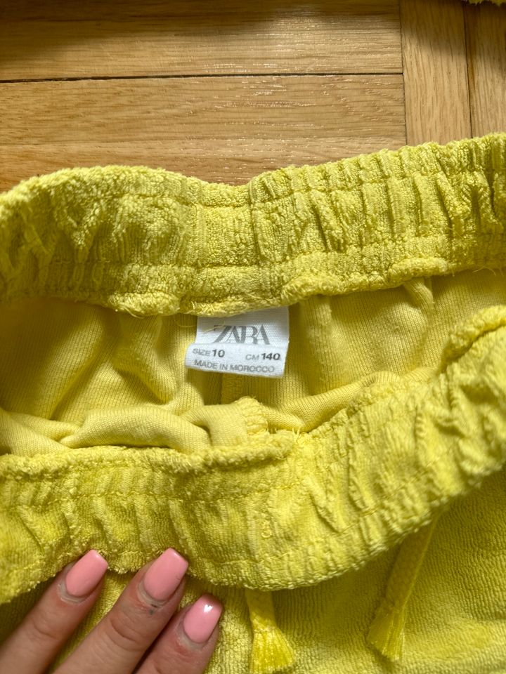 Shirt und Shorts Zara gelb 140 top Zustand in Niedernhausen