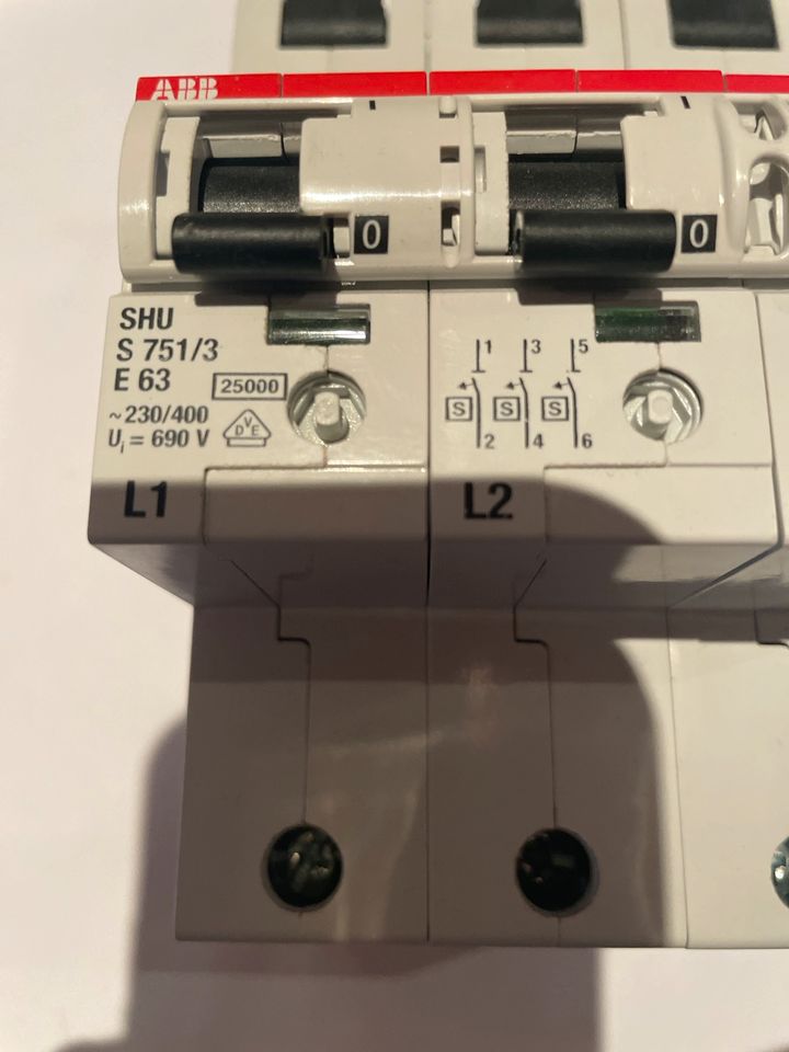 Hauptsicherungs Automat von der Firma ABB SHU S 751/3 E 63 in Wiehl