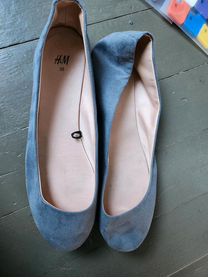 Graue Slipper Ballerinas 38 H&M wie neu Damenschuh flach in Gelnhausen