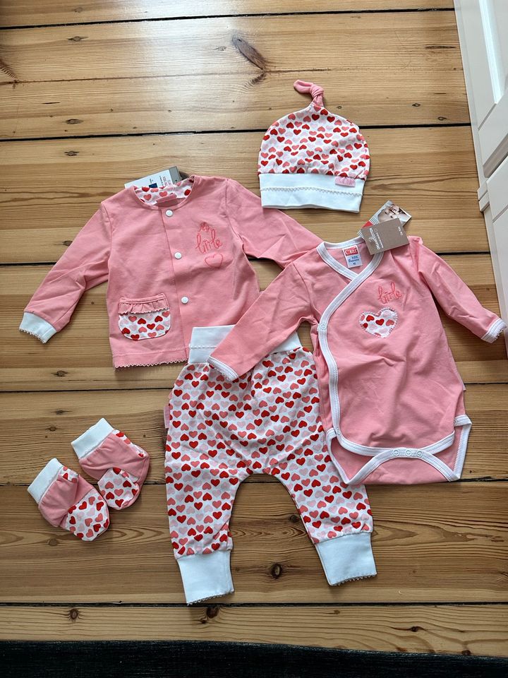 Babykleidung Set in Rosa - Hose Body Jacke Mütze Socken Größe 62 in Berlin