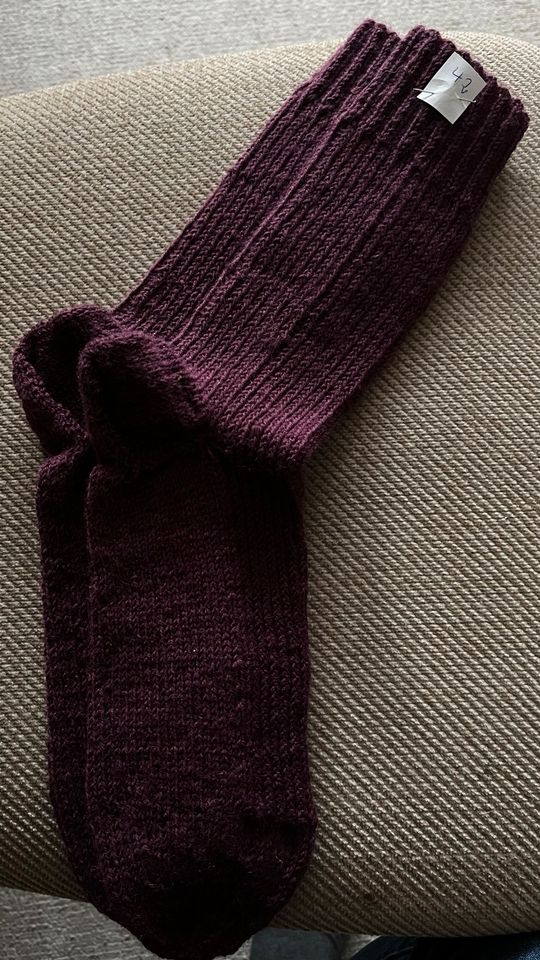 Warme, neue, handgestrickte Socken für Damen und Herren in Albstadt