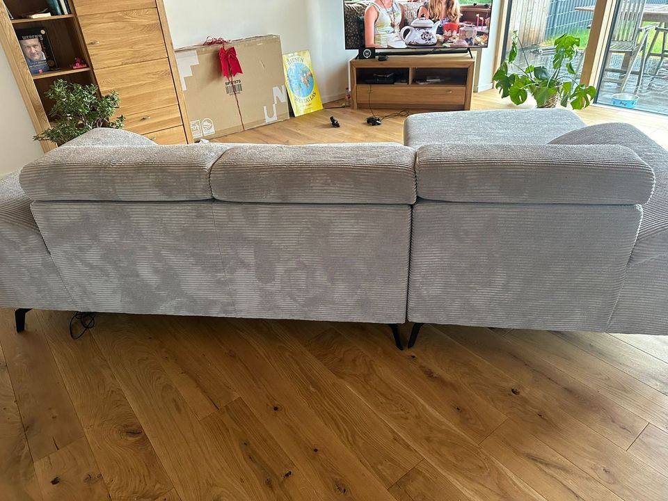 Neuwertige Cord-Couch/Sofa „Quentin“ in Bremerhaven