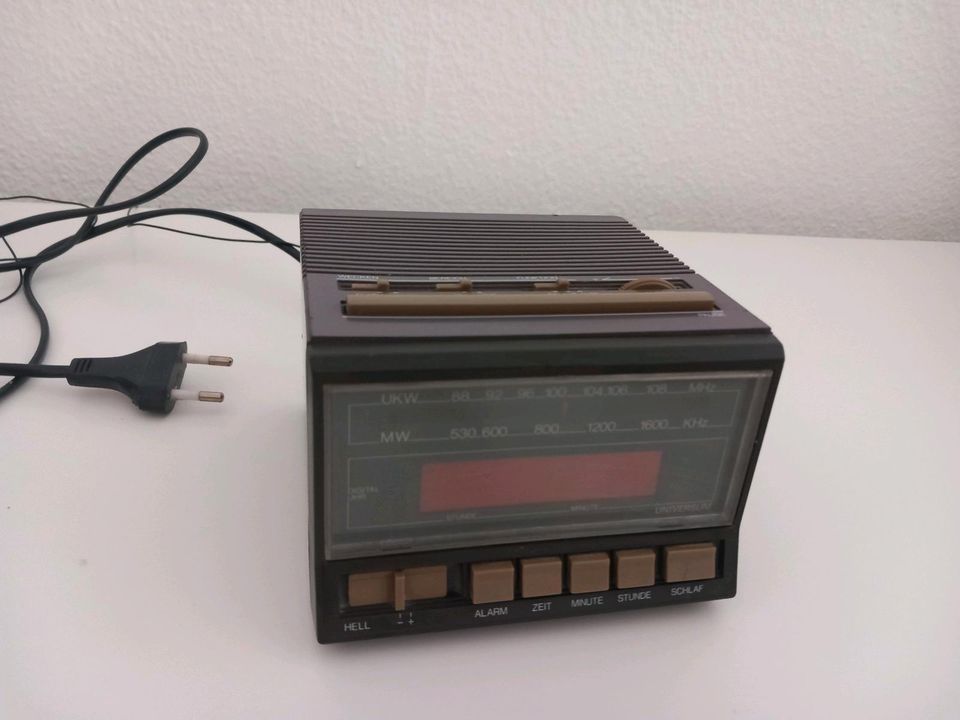 Antikes Alte Uhren-Radio mit Alarm Clock von Quelle Universum in Neuwied