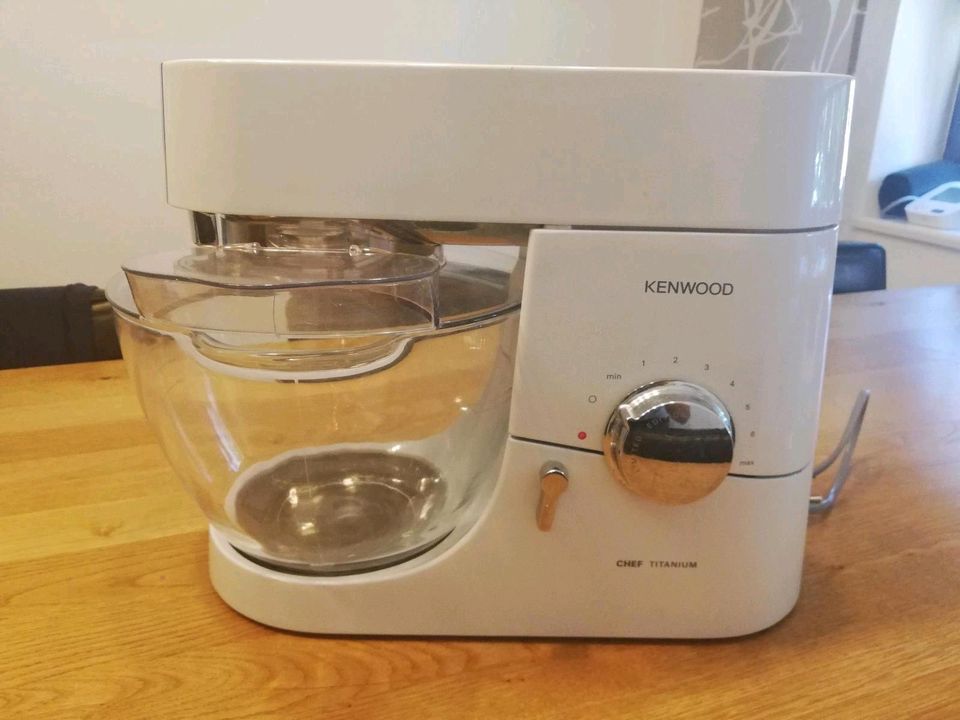 Kenwood Küchenmaschine Chef Titanium mit Zubehör in Bad Säckingen