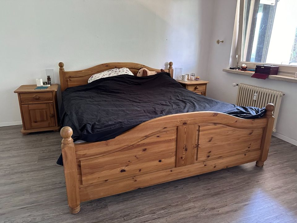 Doppelbett aus Holz mit zwei Lattenrosten, zwei Nachttischen in Braunschweig