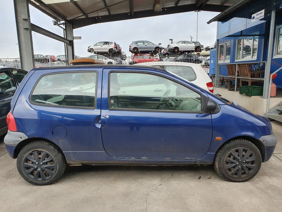 Schlachtfest! Renault Twingo C06 1,2 KW43 PS58 Bj.09/1999 in Hünxe