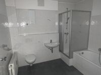 Neues großes Badezimmer mit Badewanne und Dusche sucht Mieter Duisburg - Neumühl Vorschau