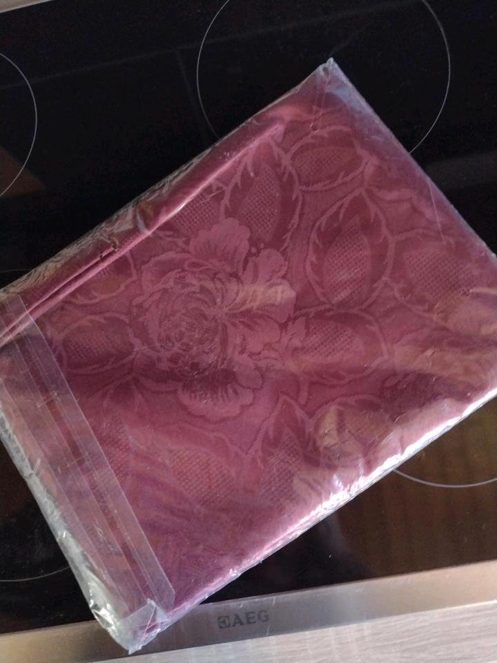 weinrote Tischdecke zu verschenken in Treuen