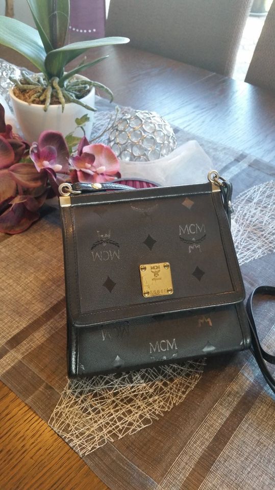 MCM Handtasche Clutch Pochette schwarz Leder in Braunschweig