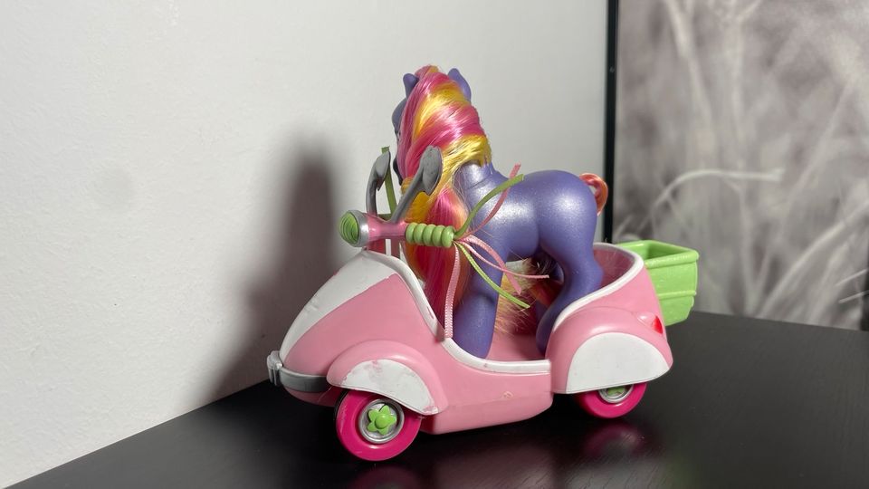 My little pony g3 bumblebeery scootin‘ along in Berlin