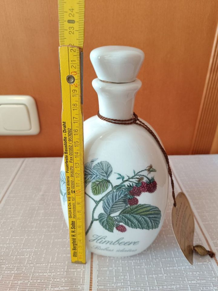 Porzellanflasche Stopfen. Keramik Flasche Himbeere Rubus idaeus in Köln