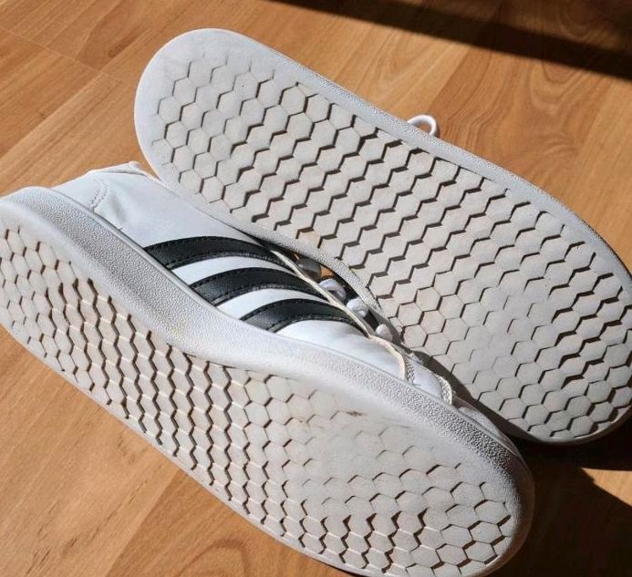 Adidas Freizeitschuhe in Landshut