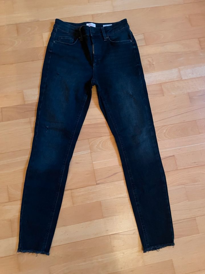 Only Blush Jeans Gr M 32 blau-schwarz in Köln