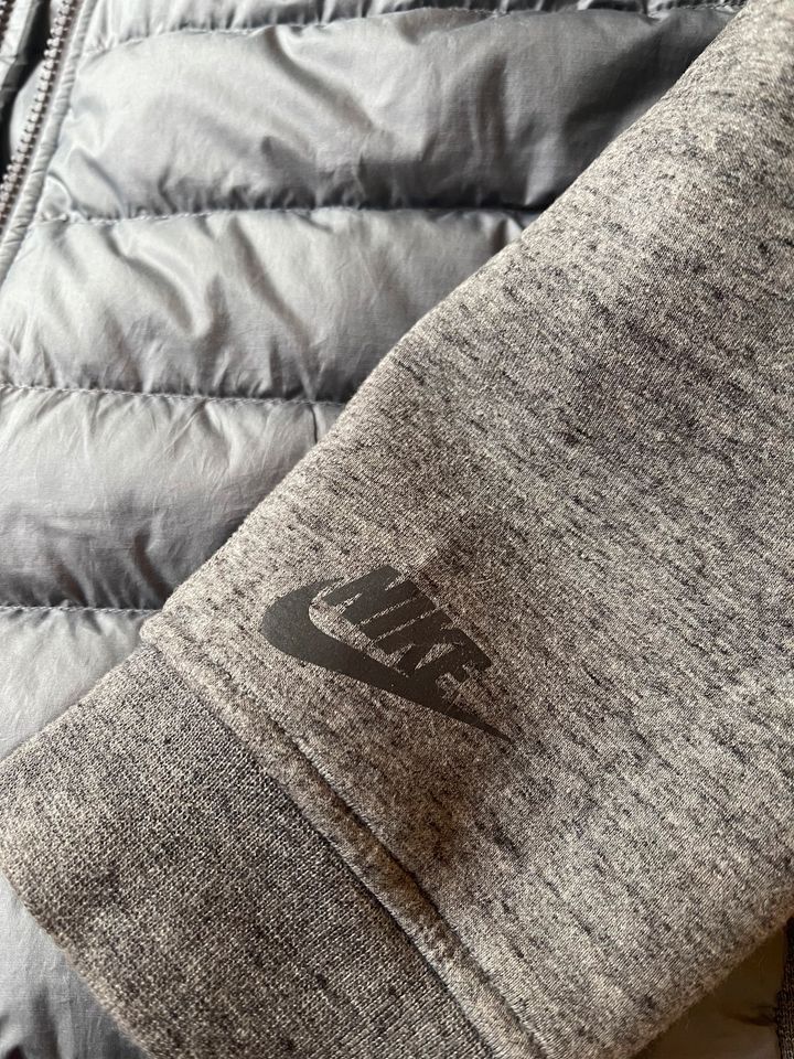 Nike Tech Fleece Aeroloft 800 graue Gänsedaunenjacke in Hamburg