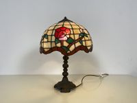 WMK Wunderschöne, hochwertige und sehr gut erhaltene Buntglaslampe im Tiffany Stil mit Lampenfuß aus brüniertem Messing # Tischlampe Lampe Leuchte Leselampe Tischleuchte Schreibtischlampe Vintage Friedrichshain-Kreuzberg - Friedrichshain Vorschau