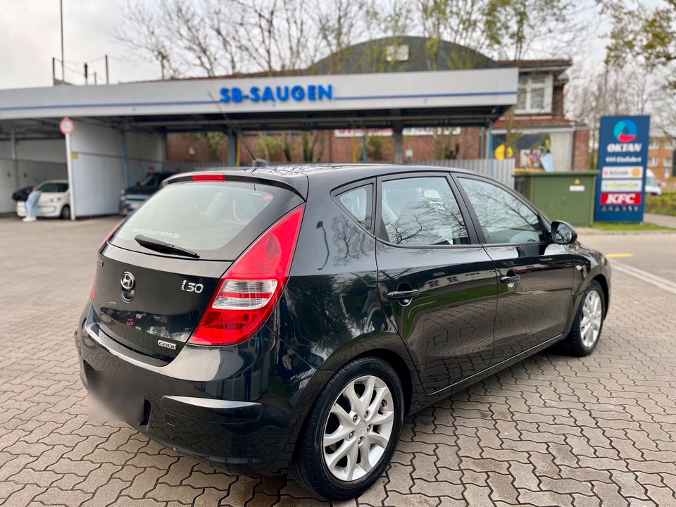 Hyundai i30 1,6CRDI TÜV 09/25 Teilleder Klimatronic Sitzheizung in Oldenburg