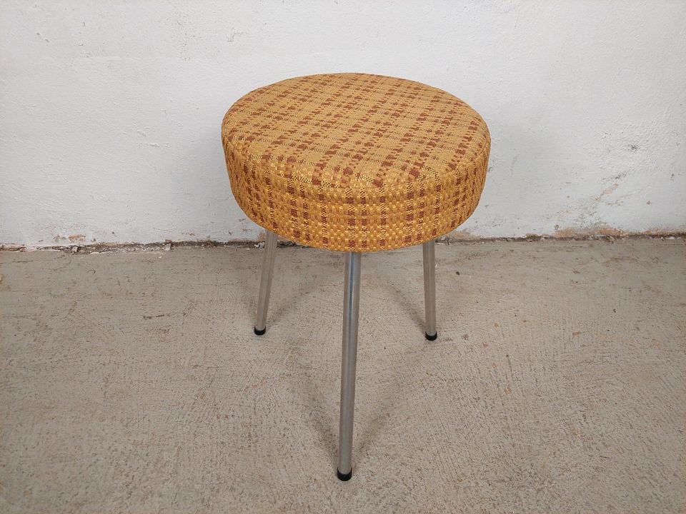 Vintage Hocker Dreibeiniger Polsterhocker 60er 70er Retro DDR in Leipzig