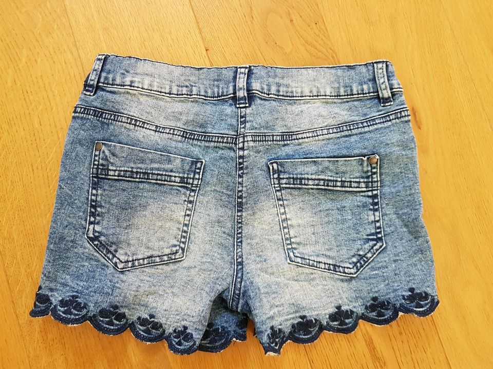 Yigga Jeans Shorts blau Stickerei 164 in Dortmund