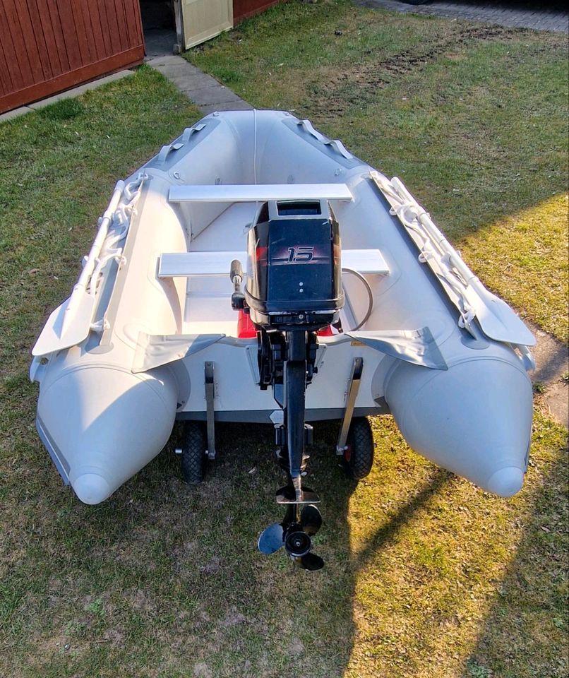 Schlauchboot mit 2 takt 15 PS Außenbordmotor von Mercury in Worbis