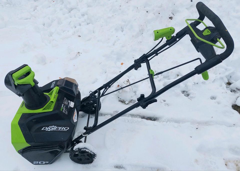 Schneefräse Greenworks 40V, mit Akku u. Ladegerät, guter Zustand in Sachsen  - Klingenthal