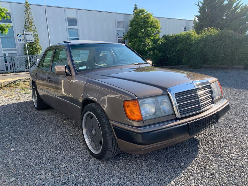 Mercedes-Benz E 420/W124/V8/SHZ/H-ZULASSUNG/EL.SITZE/LEDER in Sindelfingen