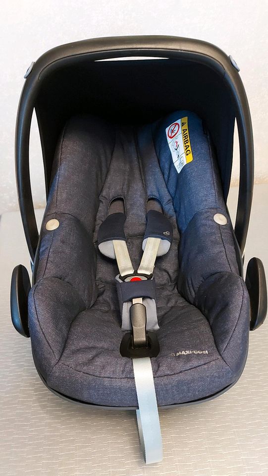 Maxi Cosi Pebble Plus Nomad Blue mit Sitzverkleinerer in Marienborn