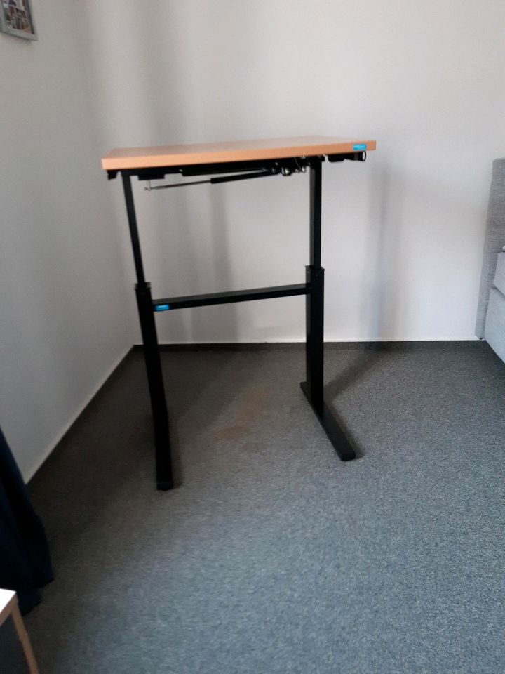 Schreibtisch, höhenverstellbar in Oldenburg